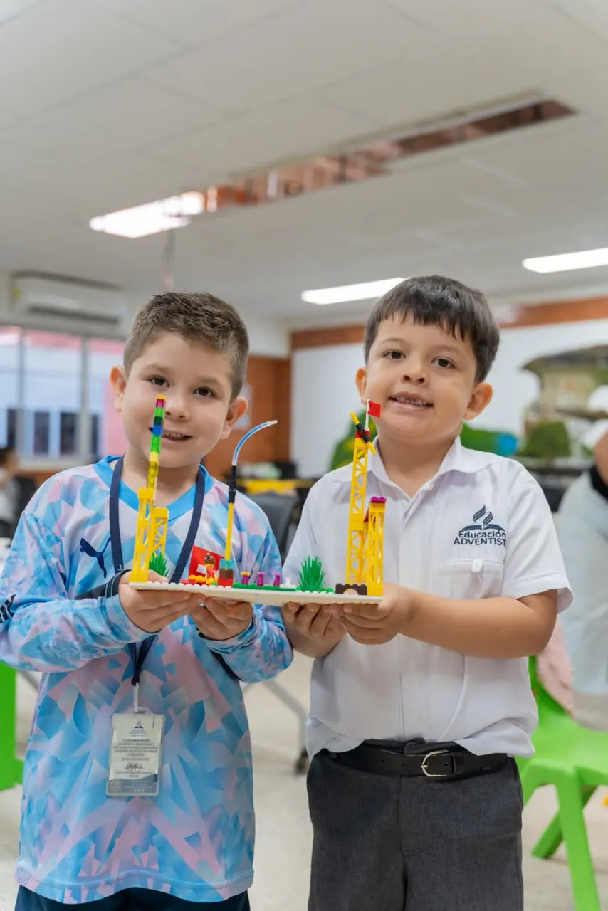 Dos amigos muestran sus robots terminados