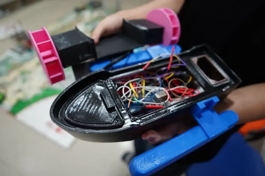 Carcasa del barco robot Wept Life impresa en 3D, con su electrónica y cables a la vista