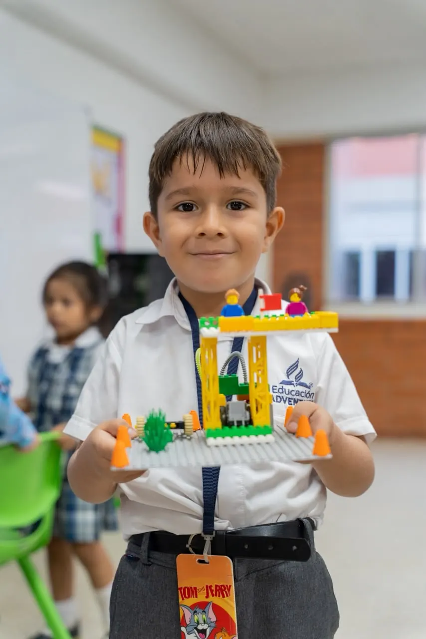 Niño de primer grado muestra su construcción LEGO